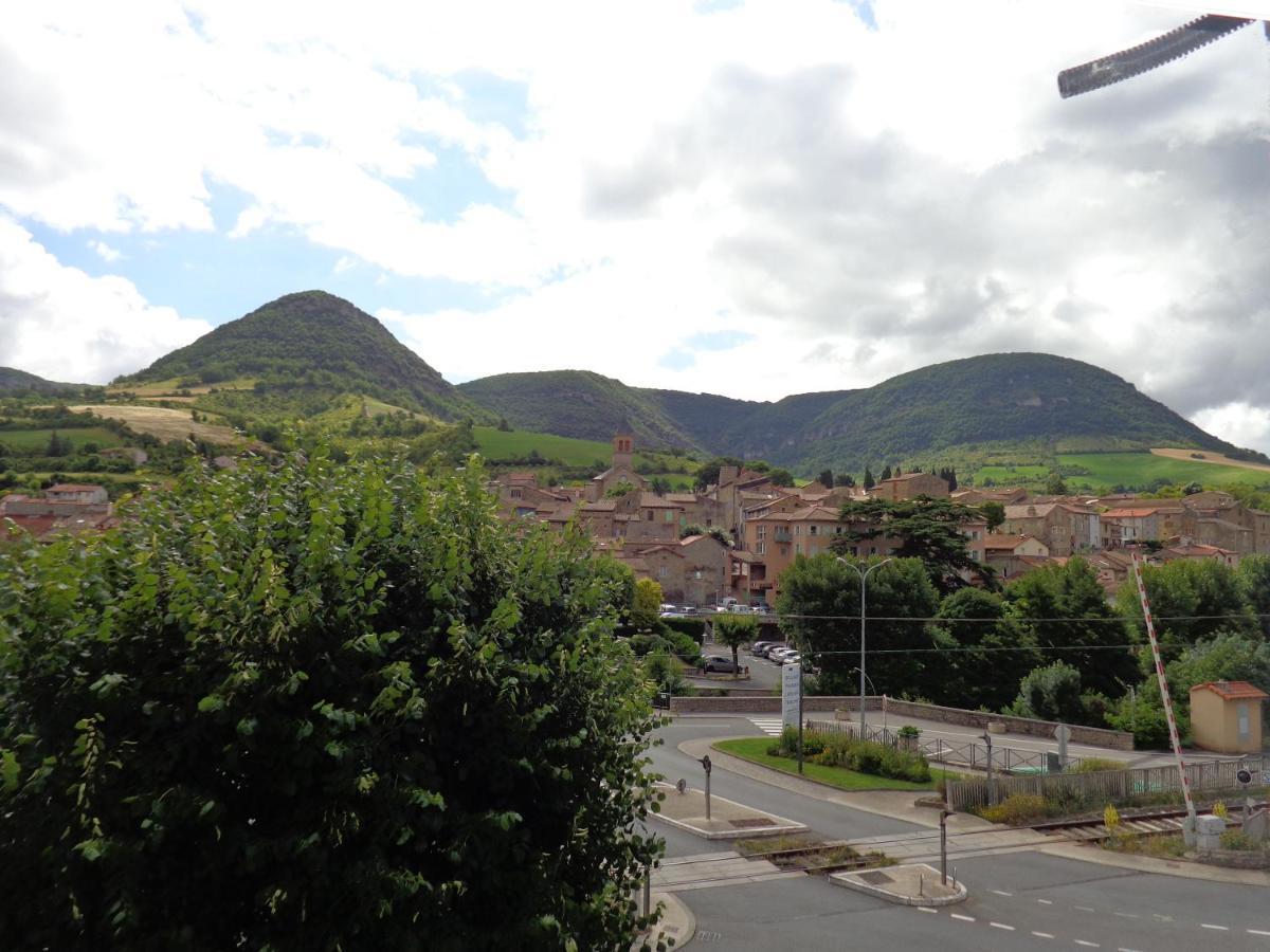 Maison Spacieuse Et Agreable Saint-Georges-de-Luzençon 外观 照片