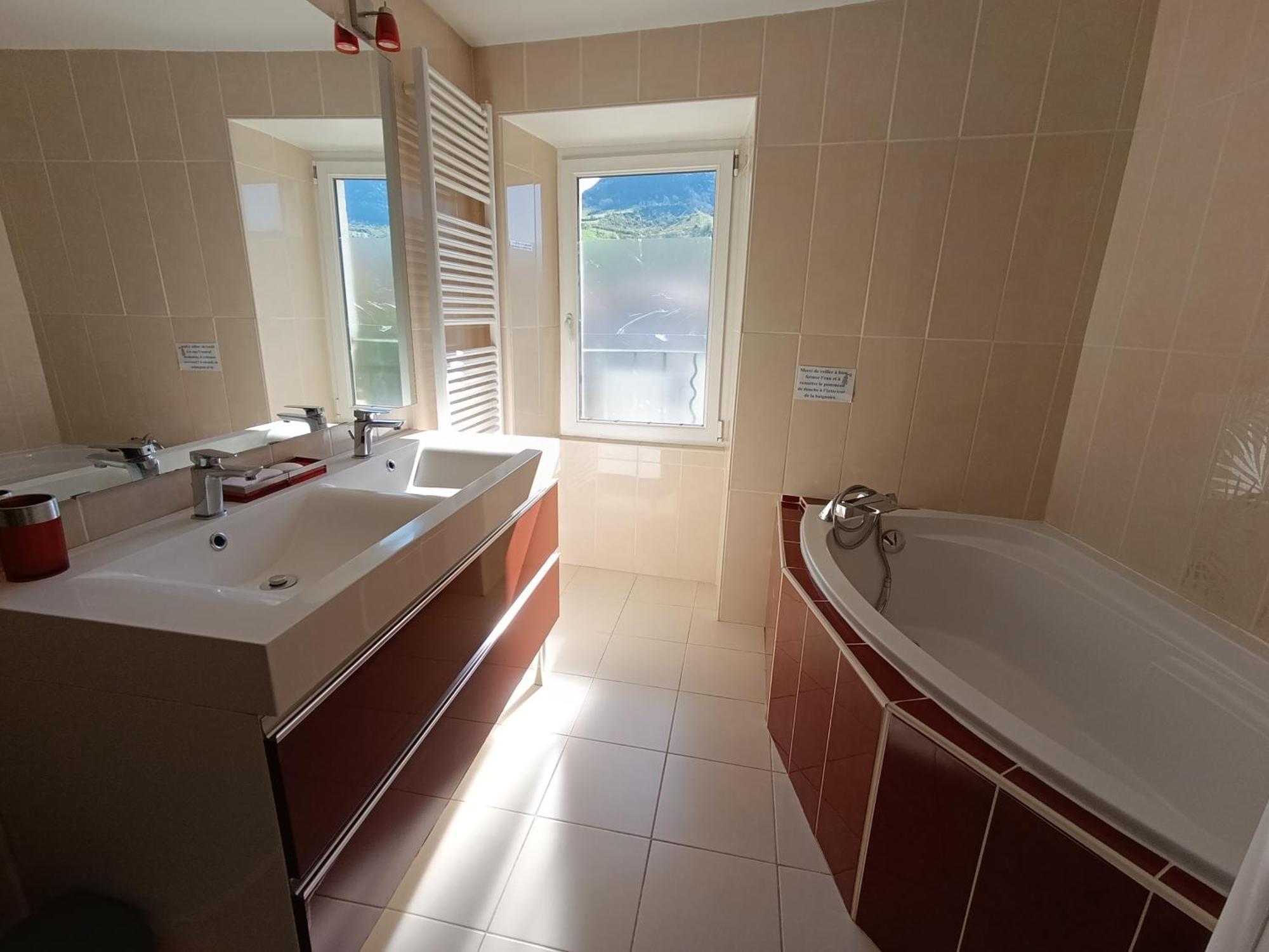 Maison Spacieuse Et Agreable Saint-Georges-de-Luzençon 外观 照片